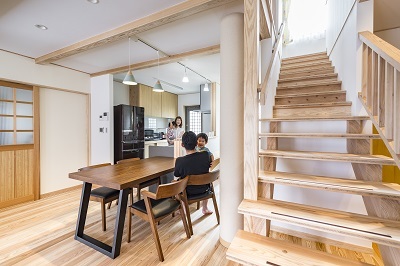 家事動線を考えて、キッチンの並びにダイニングテーブルを設置。