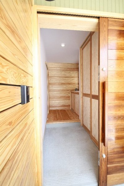 無垢の木をたっぷり使った玄関廻りはシンプルですが、温かみのある空間に仕上がりました。