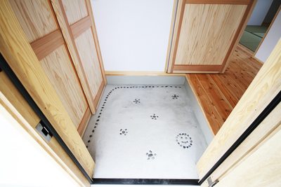 玄関土間はご家族で石入れをされ、家族みんなの思い出のある家づくりになりました 玄関土間はご家族で石入れをされ、家族みんなの思い出のある家づくりになりました