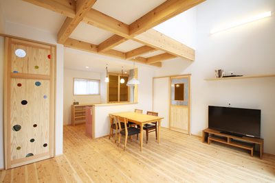 LDK。カラフルな色ガラスの造作建具が無垢材たっぷりの空間に映えます。 LDK。カラフルな色ガラスの造作建具が無垢材たっぷりの空間に映えます。