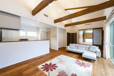 リビング
部屋をつなぐリビングは勾配天井にし梁を見せています。 リビング
部屋をつなぐリビングは勾配天井にし梁を見せています。