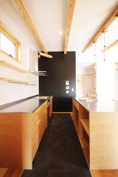 キッチンはシンク側とコンロ側のセパレートキッチン