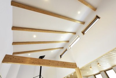 天井側の明かり窓から注がれる光がLDKを包み込みます。 天井側の明かり窓から注がれる光がLDKを包み込みます。