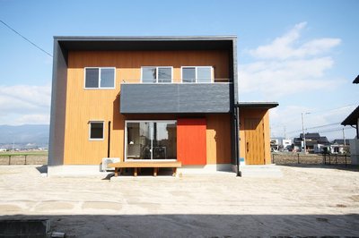 赤い戸袋が印象的な外観 赤い戸袋が印象的な外観