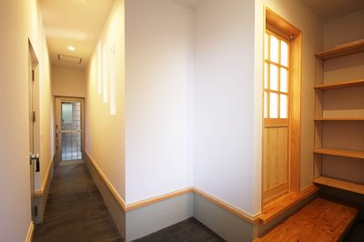 木製の造作ドアを開けるとLDKへと繋がり、土間の方にあるドアは防音室入口になります。 木製の造作ドアを開けるとLDKへと繋がり、土間の方にあるドアは防音室入口になります。