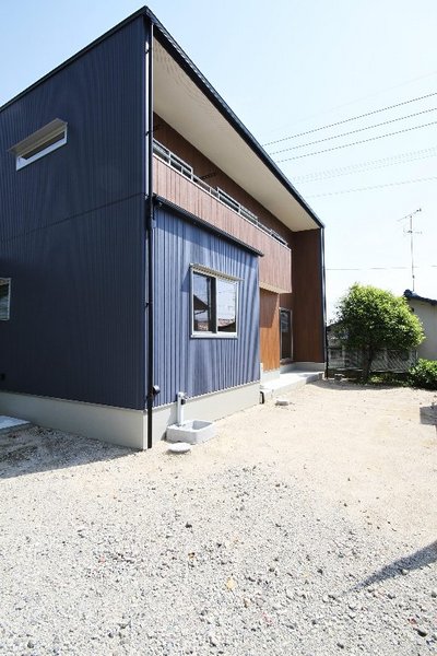 青とブラウンの二色でまとめられた外観 青とブラウンの二色でまとめられた外観