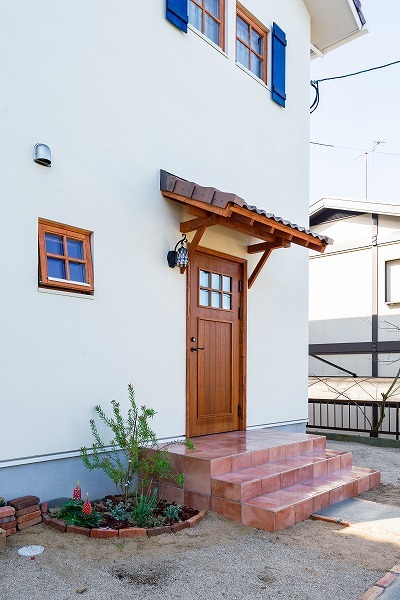 玄関に続くアプローチは、2人で出かけたガーデニングが華を添える。季節の花たちが訪れたゲストを優しくお出迎え。 玄関に続くアプローチは、2人で出かけたガーデニングが華を添える。季節の花たちが訪れたゲストを優しくお出迎え。