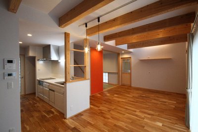 1階床は落ち着いた雰囲気のオークの無垢材 1階床は落ち着いた雰囲気のオークの無垢材