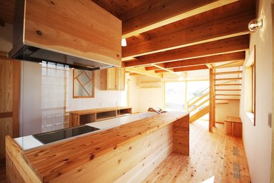 キッチン廻りは杉材で造作。キッチン背面は採光も考えた長時間キッチンに立つ奥様にとって快適なキッチン廻りです。 キッチン廻りは杉材で造作。キッチン背面は採光も考えた長時間キッチンに立つ奥様にとって快適なキッチン廻りです。