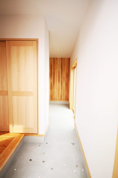 玄関奥まで土間が続き、自転車も収納できる空間