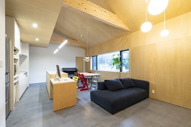 夏はひんやりと涼しく冬は床下暖房を施したコンクリートの床。壁にはシナベニアを貼り、シャープだけれど温かみのあるリビング。