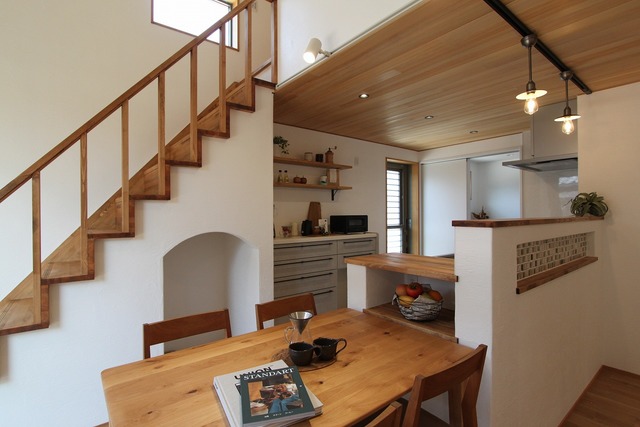 階段下の、ウサギのケージを置くスペースも可愛くアール壁に。