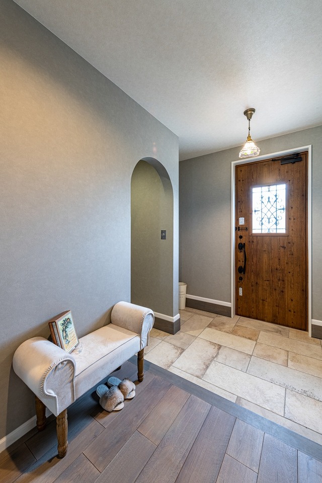 大容量のシューズクローゼットがある玄関。

数種類の大きさのタイルの貼り方にもこだわりました。