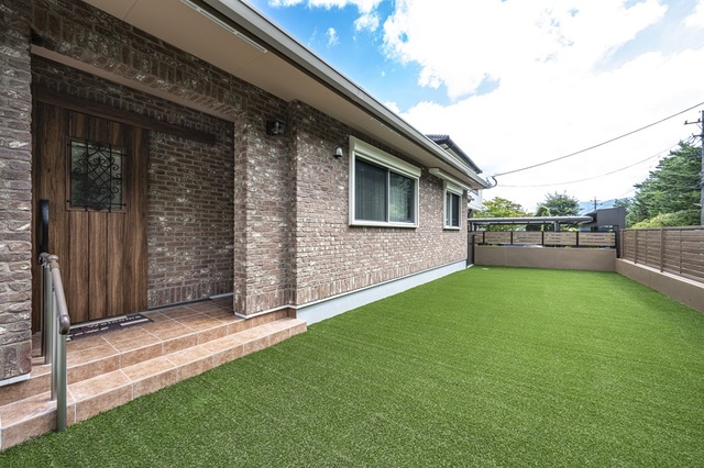 外壁にはこだわりの輸入レンガを貼っています。本物の質感がなんとも言えない雰囲気を醸し出しています。
窓には、電動シャッターと電動のオーニングをつけ、庭に日陰スペースを確保しています。