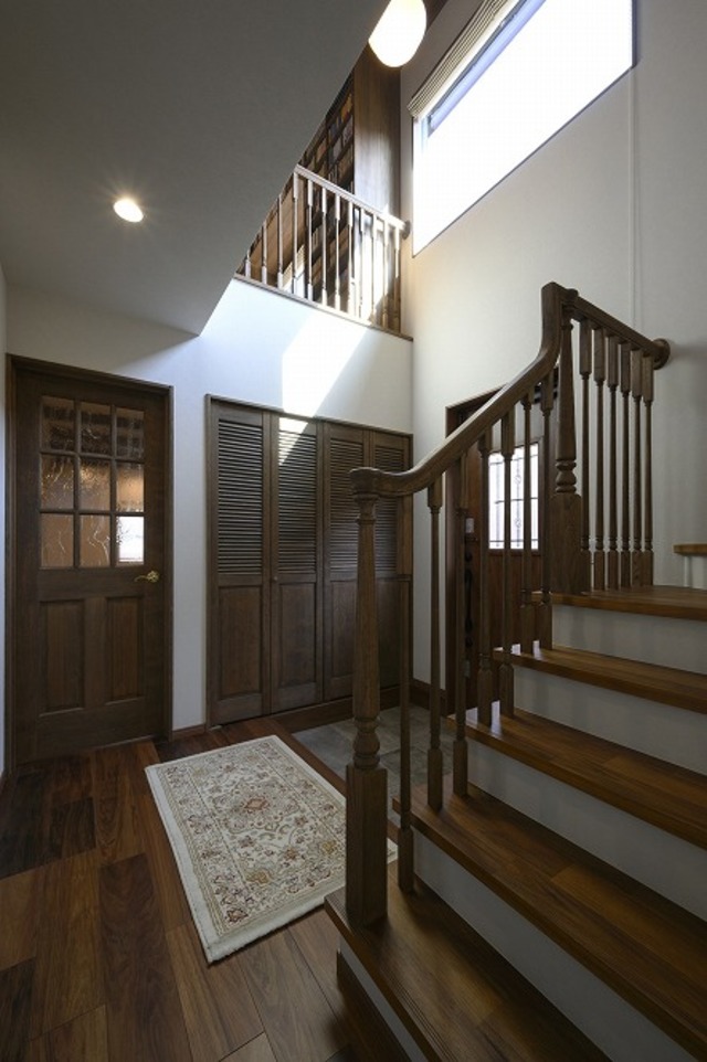 玄関は吹き抜けで、2階のFIX窓から入る光で明るさを確保。
戸建てを建てる理由になったほど憧れのあった木製の階段手すり。お施主様の思い描いたものが完成しました。