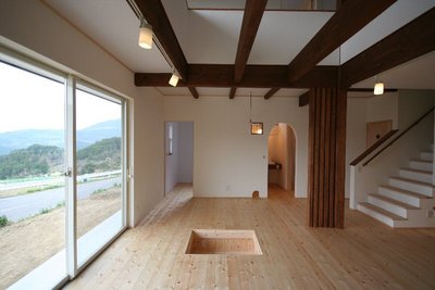 掘りゴタツ式のリビングには家族皆が集まります 掘りゴタツ式のリビングには家族皆が集まります