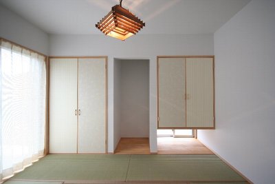 真っ白で清潔感のあるシンプルな和室