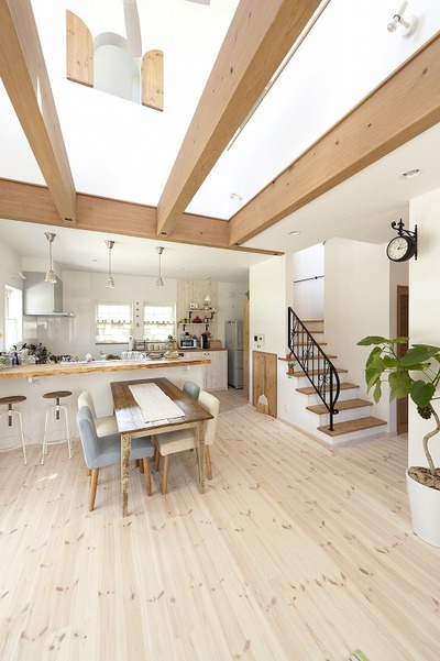 　LDK中央に吹抜けを設け、梁をそのまま見せています。吹抜けから上部を見上げると、FIX窓から空が見えるんです。お日さまの光も降り注ぎます。