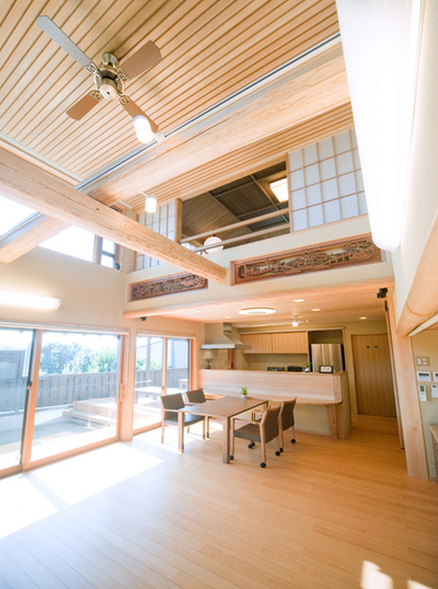 風を感じられるリビング。
欄間はご実家から受け継いだもの。