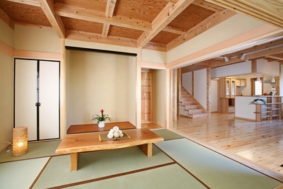 建具を引き込み、リビングとひとつながりの空間となる和室。 建具を引き込み、リビングとひとつながりの空間となる和室。