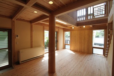 一番奥の木製建具を両側に開くとそこに大きな鏡が出現します。