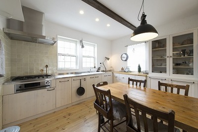 　キッチンは天板をステンレスにし、L型に造作しました。
　窓に面した明るいキッチン、L型になるように、造作の収納を作り、カップボードも造作しました。