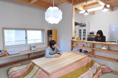 和ダイニングはお二人のお気に入りの場所！窓際の造作カウンターは、将来お子様と宿題をするスペースだとか。