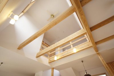 吹き抜けには大きな窓があり、柔らかな光が射し込みます