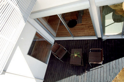 ウッドデッキを囲んだ設計。