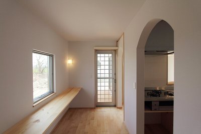 キッチン横の家事室。パントリーやウッドデッキにも繋がっていて便利です