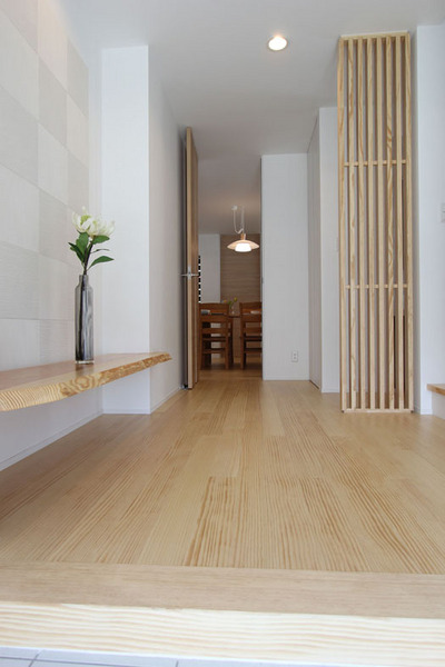 扉を開けると、シューズクローク付きの広々空間。
一枚板の飾り棚は、時には腰掛けや荷物の仮置きスペースにもなります。 扉を開けると、シューズクローク付きの広々空間。
一枚板の飾り棚は、時には腰掛けや荷物の仮置きスペースにもなります。