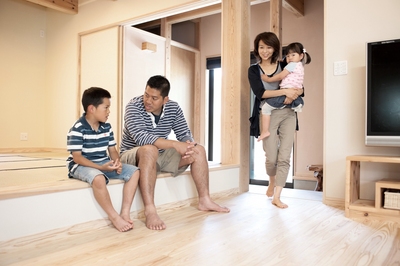 リビング横に設けた和室は一段高くして小上がり風に。