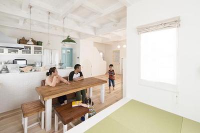 ダイニングの横には３帖畳敷きの小上がりスペース。
小さなお子さんのお昼寝や遊びのスペースとして大活躍。
料理をしながら子供達の様子を見守ることができるのもうれしい。