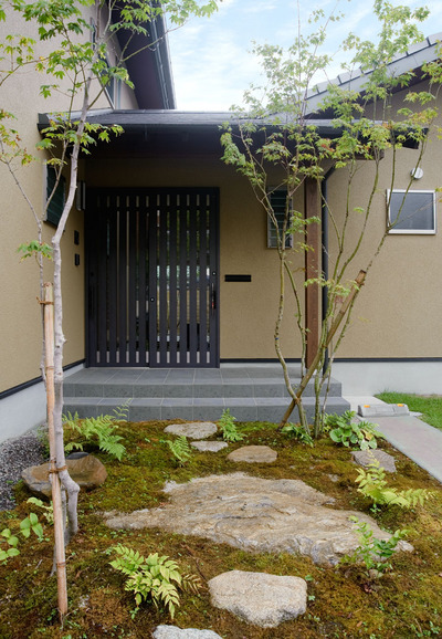 アプローチも自然石を配置にお客様を出迎えます。