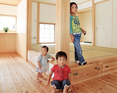 LDKの一角に設けた小上がりの和室。
お昼寝屋客間としてもとても重宝する空間です。 LDKの一角に設けた小上がりの和室。
お昼寝屋客間としてもとても重宝する空間です。