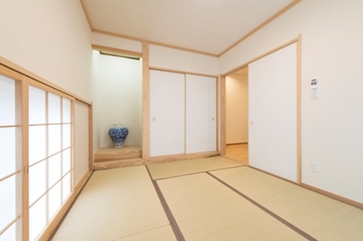 玄関から入ってすぐの和室。天然木と畳の香りの融合がなんとも心地よい。将来はご両親のお部屋になる予定です。 玄関から入ってすぐの和室。天然木と畳の香りの融合がなんとも心地よい。将来はご両親のお部屋になる予定です。