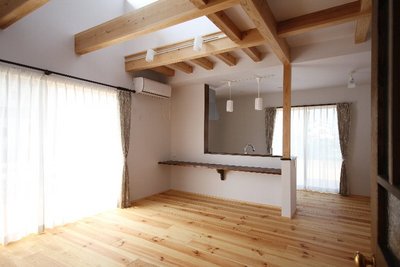 １階リビング。対面キッチンにはカウンターを造作。ちょっとしたテーブル代わりになりますね。