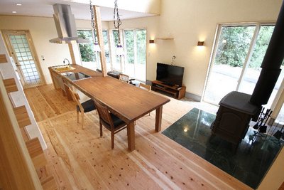 大きな窓からたっぷり光が入り、空間を満たしてくれるＬＤＫ