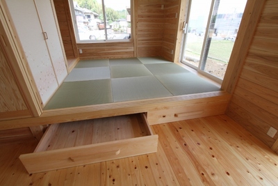 一段上がった和室の下はちょっとした収納スペース。季節ものなどを収納するのに便利です♪ 一段上がった和室の下はちょっとした収納スペース。季節ものなどを収納するのに便利です♪