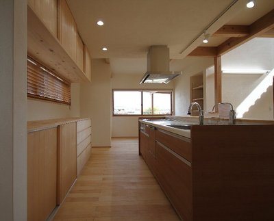 無垢材で造作した収納棚は採光も考えられたデザイン