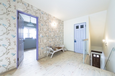 2Fはさらに壁紙の柄も塗装色も思いっきり遊んでみました☆
毎朝寝室からウキウキで目覚められそうですね。