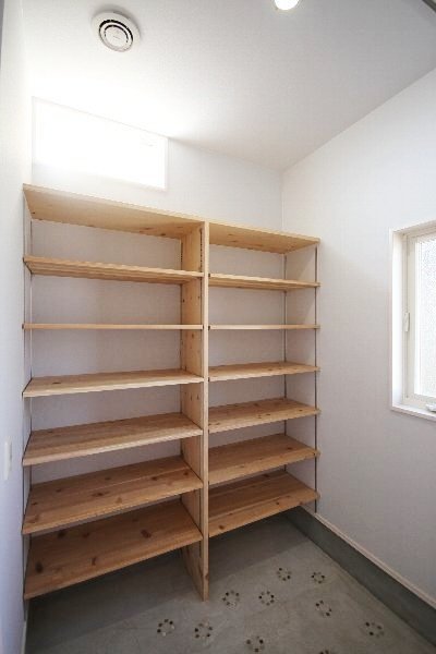 玄関ホール横にある引戸を開けると、家族用のシュークローク 玄関ホール横にある引戸を開けると、家族用のシュークローク