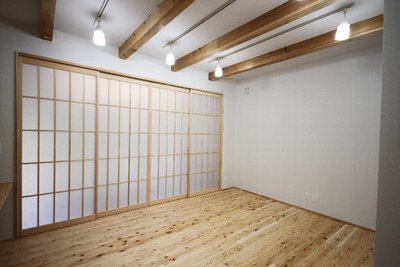 障子の向こうは玄関土間。昔ながらの土間からリビングが繋がる間取りです。 障子の向こうは玄関土間。昔ながらの土間からリビングが繋がる間取りです。
