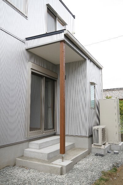 家事室、納戸につながるので、買い物したものはまっすぐここから中へ