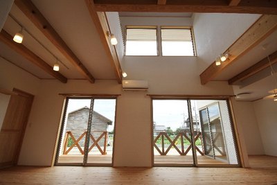たっぷりと光が入る、居心地のいいオープンリビング たっぷりと光が入る、居心地のいいオープンリビング