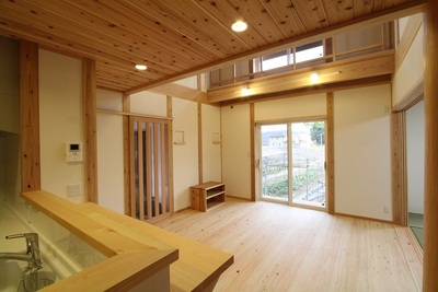 子供の様子が見える対面キッチン。直接手元が見えないようにカウンターがあるので安心。