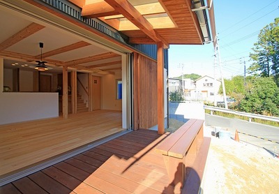 全開口サッシを開ければサンデッキと一体化します。