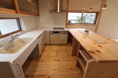 L字のキッチンにカウンターを取り付けてコの字型に L字のキッチンにカウンターを取り付けてコの字型に