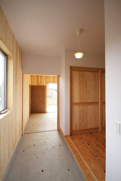 玄関から土間を通じて囲炉裏部屋に続きます 玄関から土間を通じて囲炉裏部屋に続きます