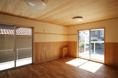 無垢材を天井・壁・床にふんだんに使用したおばあちゃんの部屋。床暖房も設置した快適な空間です。